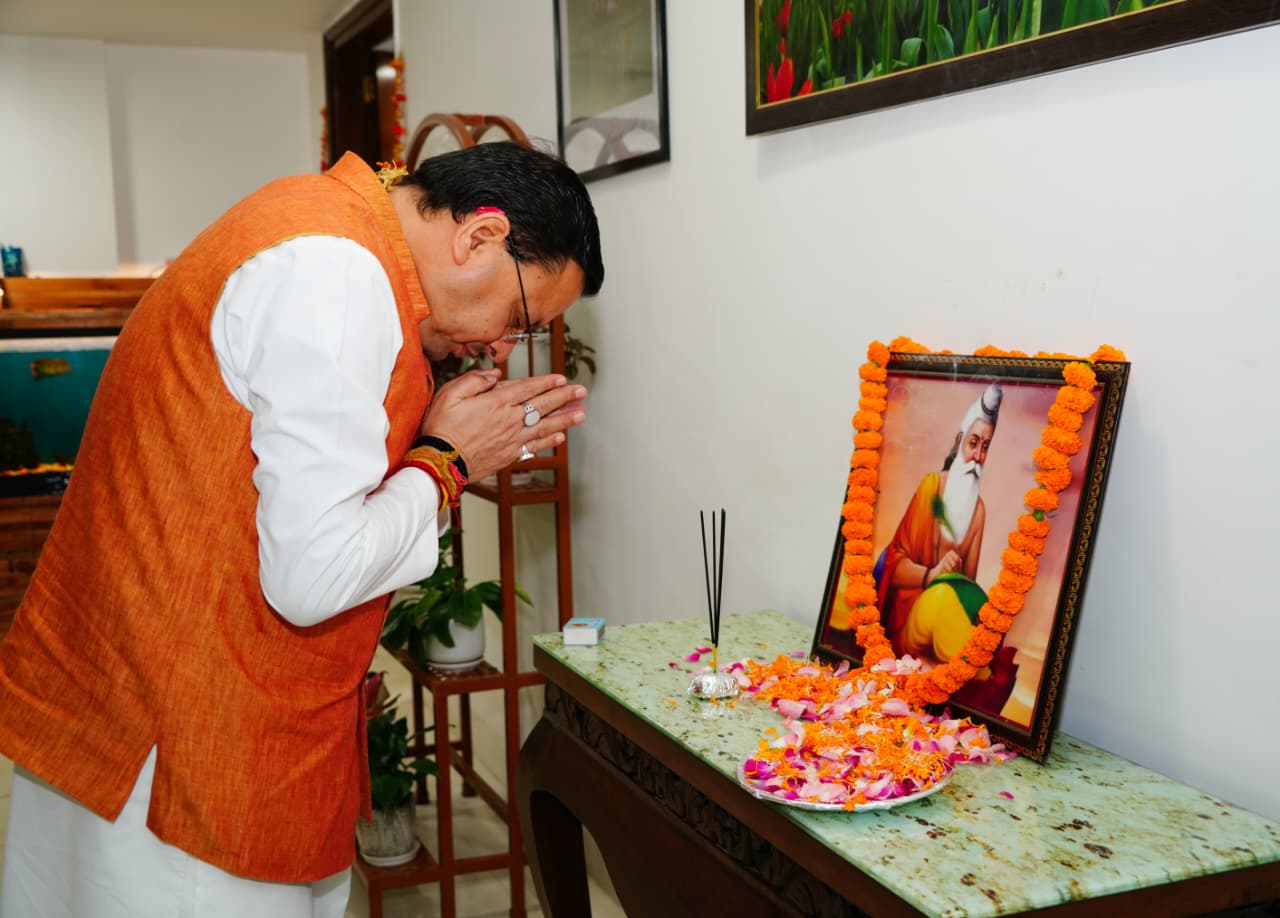 सीएम धामी ने महर्षि वाल्मीकि को श्रद्धा सुमन अर्पित कर उनका भावपूर्ण स्मरण किया